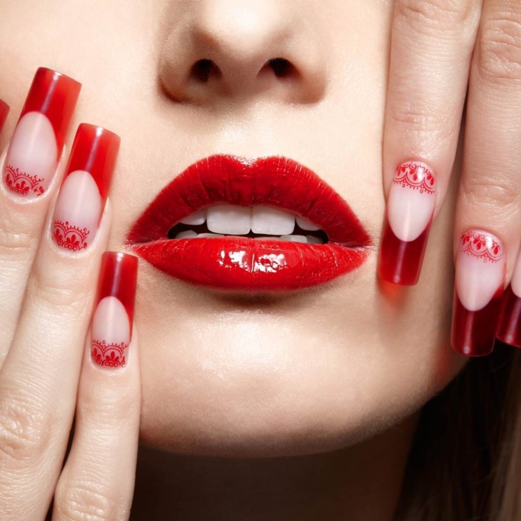 El rojo en las uñas nunca pasa de moda: se transforma